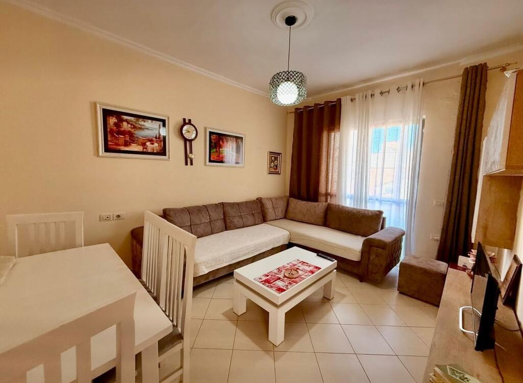 Jepet me qira 1+1+kuzhine e vecuar +🅿️ post per parkimi ne Rrugen e Durresit