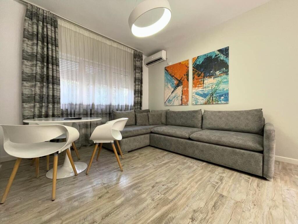 Jepet Apartament , Me Qera Te 9−Kateshet