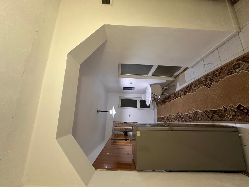 Ofrohet për qira një apartament komod 1+1 i ndodhur në një zonë të qetë dhe të kërkuar të Selitës, vetëm pak minuta larg qendrës së Tiranës