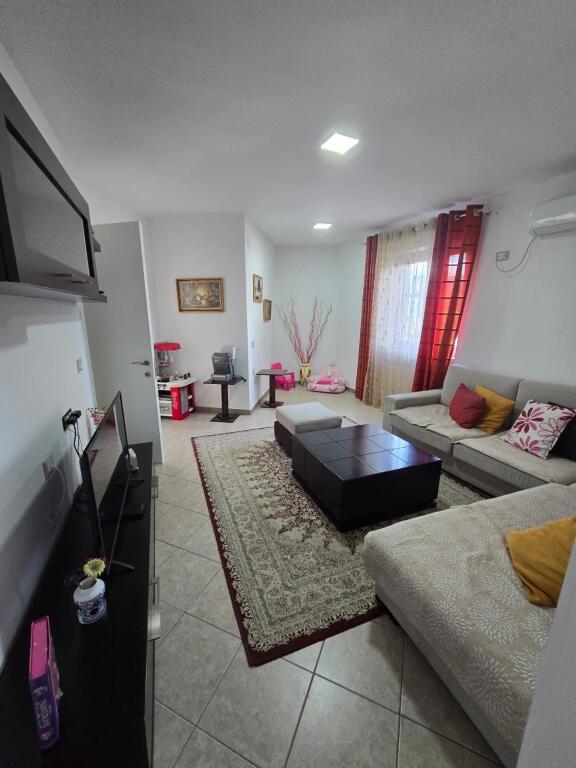 Apartment 2+1, Commune of Paris!