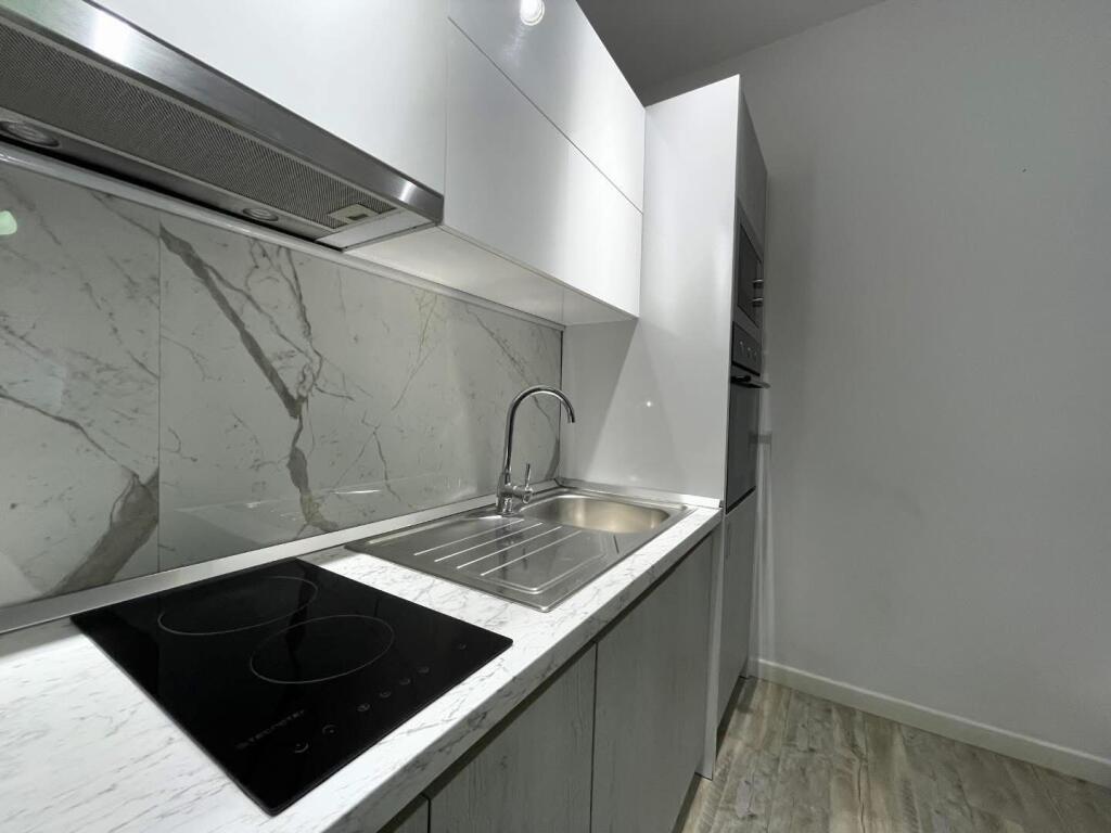 Jepet Apartament , Me Qera Te 9−Kateshet