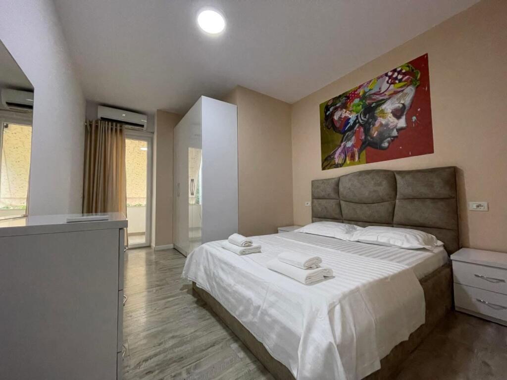 Jepet Apartament , Me Qera Te 9−Kateshet