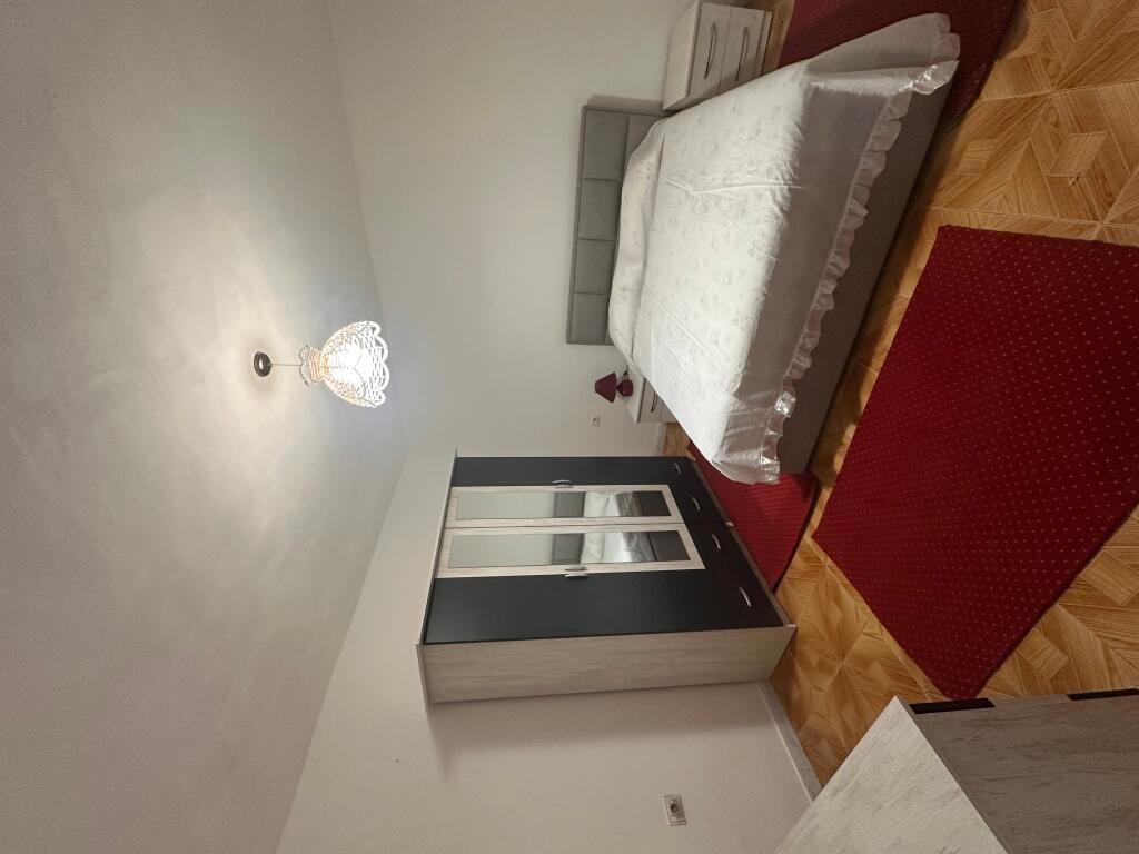 Ofrohet për qira një apartament komod 1+1 i ndodhur në një zonë të qetë dhe të kërkuar të Selitës, vetëm pak minuta larg qendrës së Tiranës