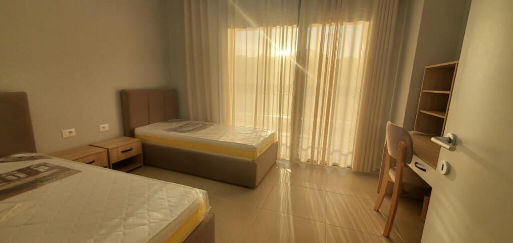 ✨ Jepet me qira apartament luksoz 2+1+2 me verandë dhe post parkimi – pranë Hotel “Radisson”