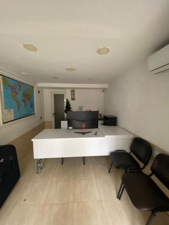 Jepet ambient biznesi me qera tek Rruga e Durrësit  përballë me hotel Colosseo.!
