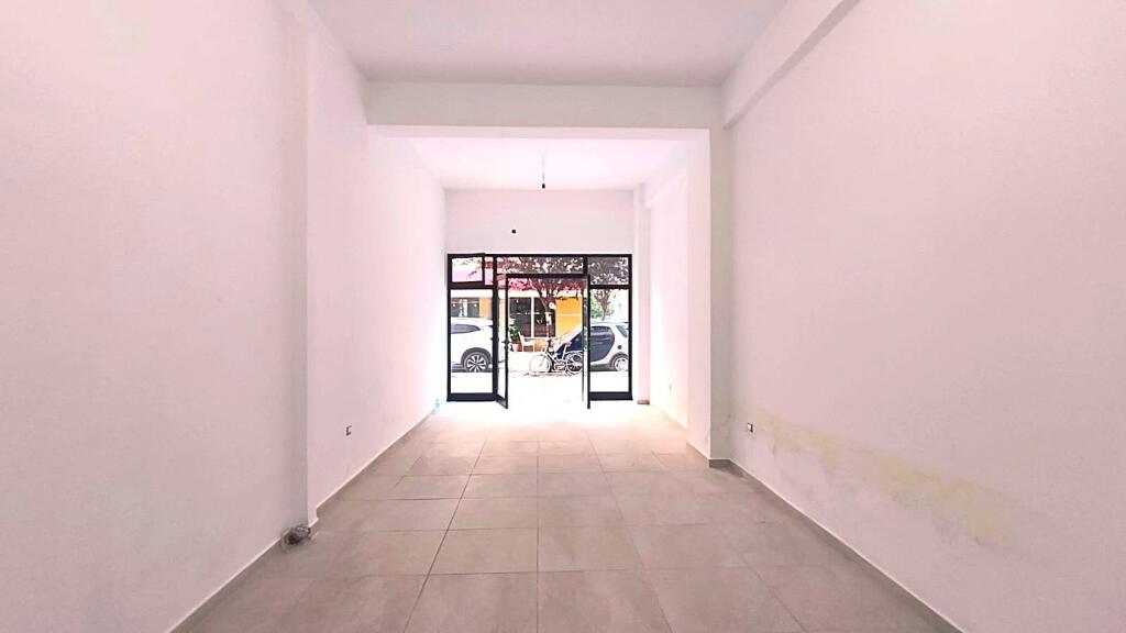 Hapësirë e madhe tregtare në zonën e BULEVARDIT