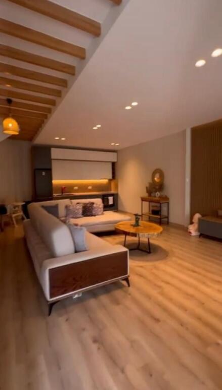 Shitet Super Vile , Lura 3, Gjiri Lalezit