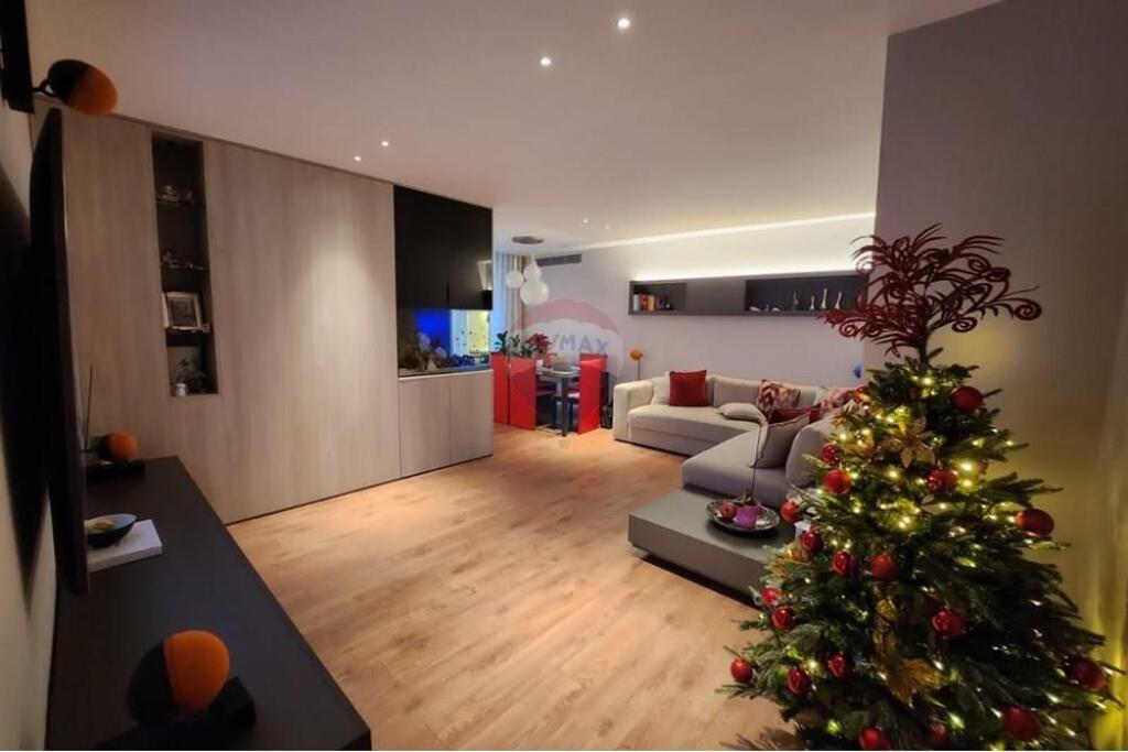 Shitet Apartament 2+1 +2 tek Pazari i Ri