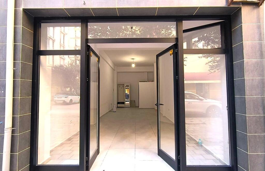 Hapësirë e madhe tregtare në zonën e BULEVARDIT