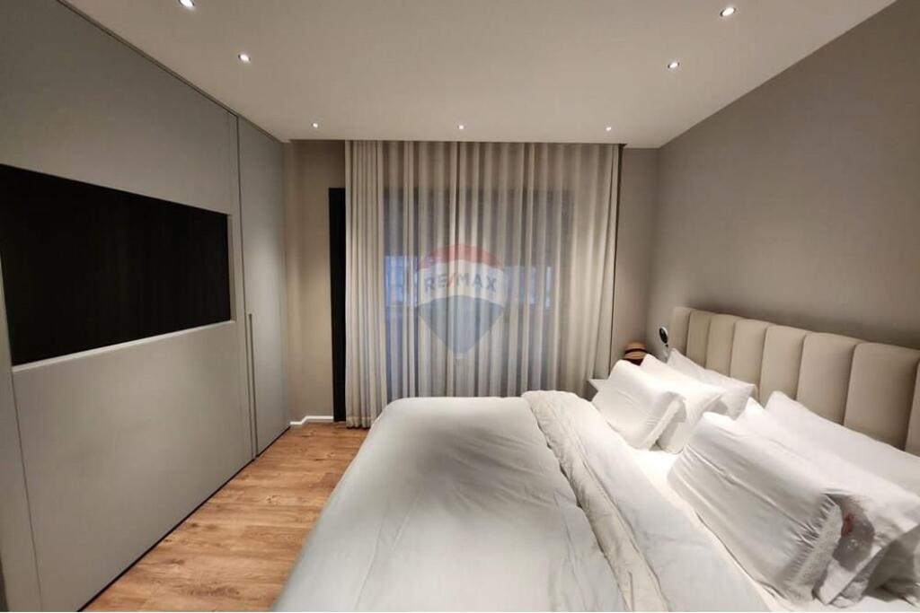 Shitet Apartament 2+1 +2 tek Pazari i Ri