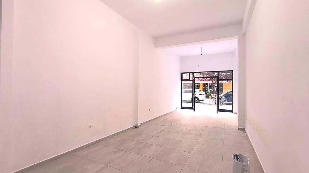 Hapësirë e madhe tregtare në zonën e BULEVARDIT