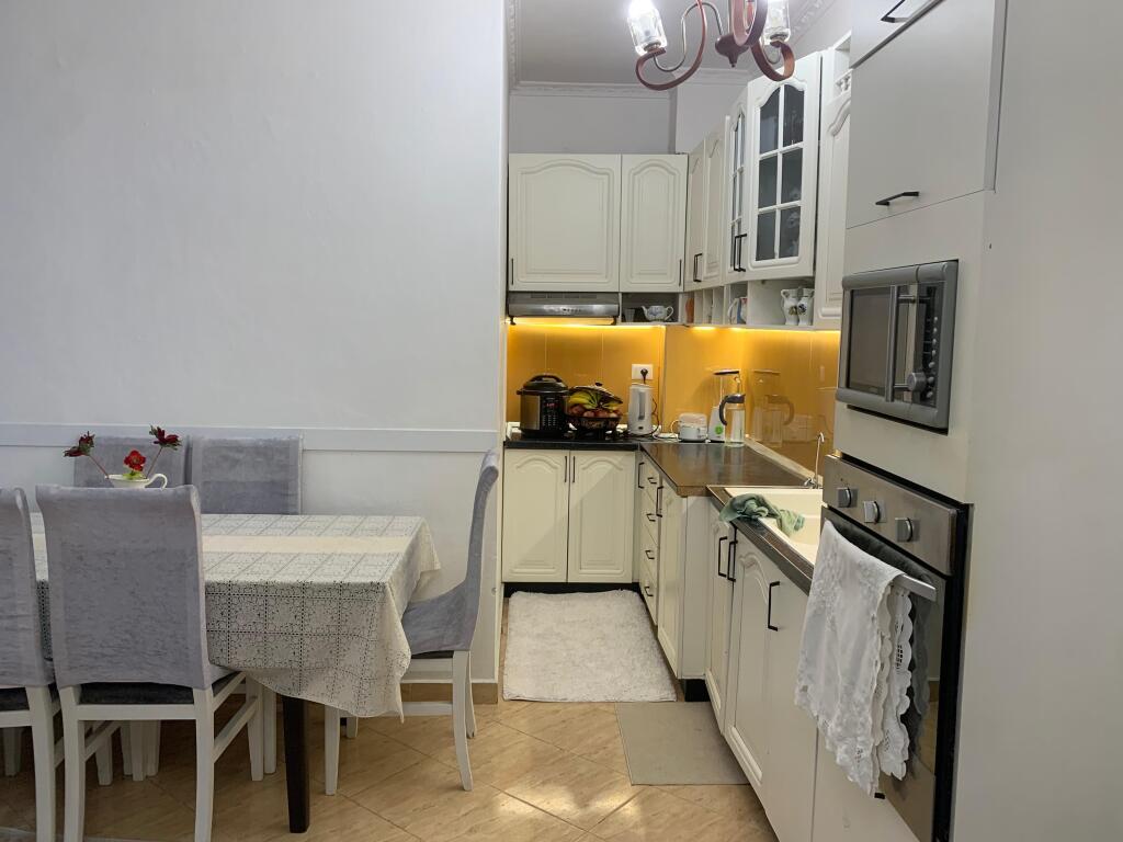 Apartament 1+1, Astir!