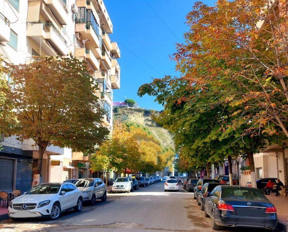 SHITET NJESI KOMERCIALE NE KATIN 0, PRANE PASTIÇERI ELEZAJ. 1100 €/m².