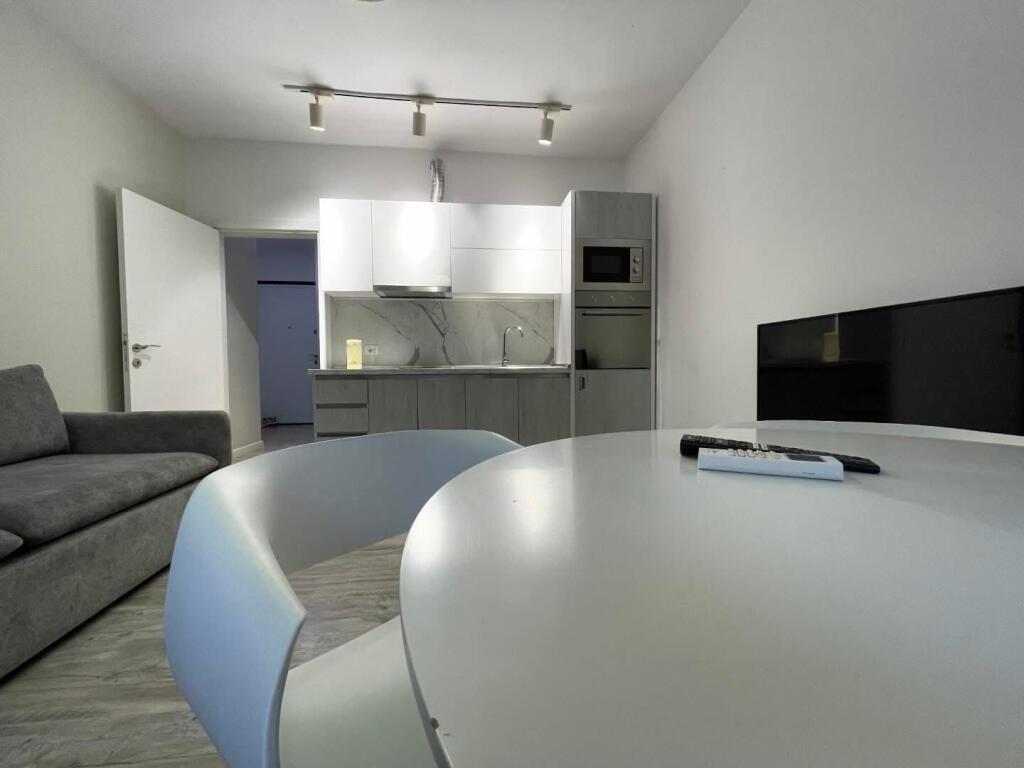 Jepet Apartament , Me Qera Te 9−Kateshet