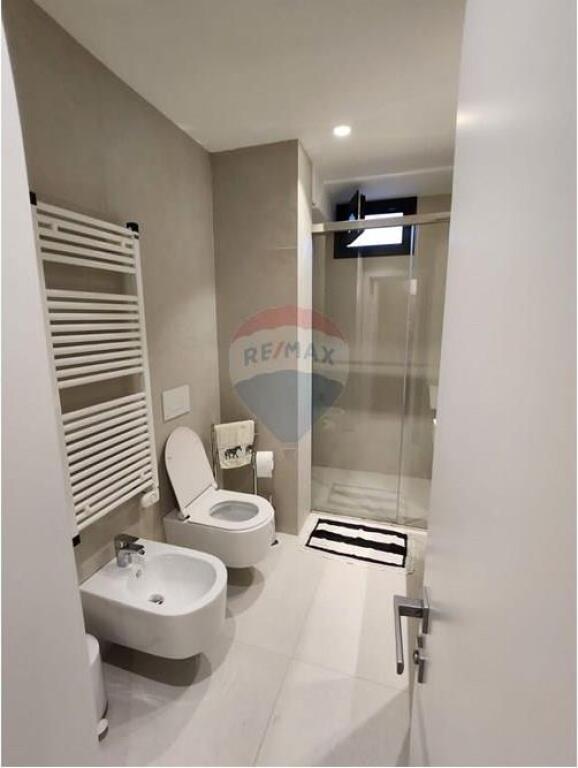 Shitet Apartament 2+1 +2 tek Pazari i Ri