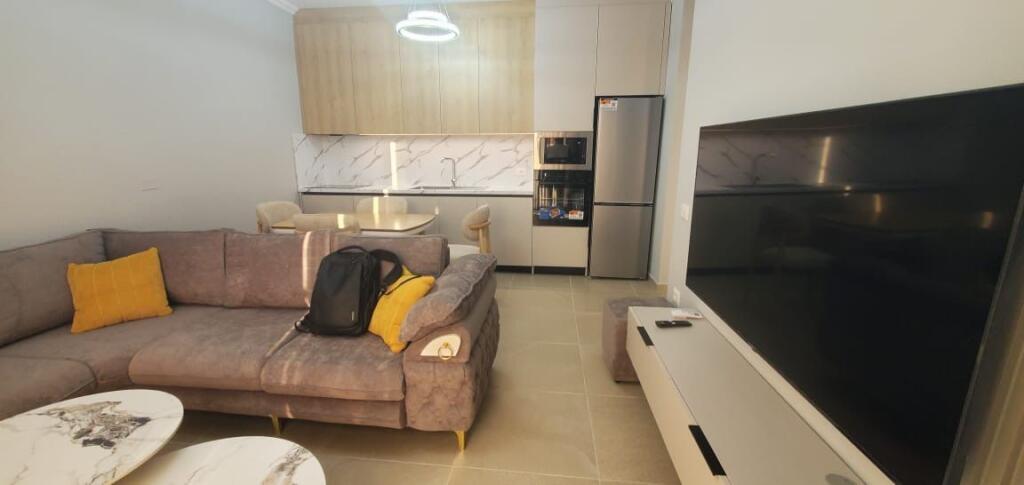 ✨ Jepet me qira apartament luksoz 2+1+2 me verandë dhe post parkimi – pranë Hotel “Radisson”