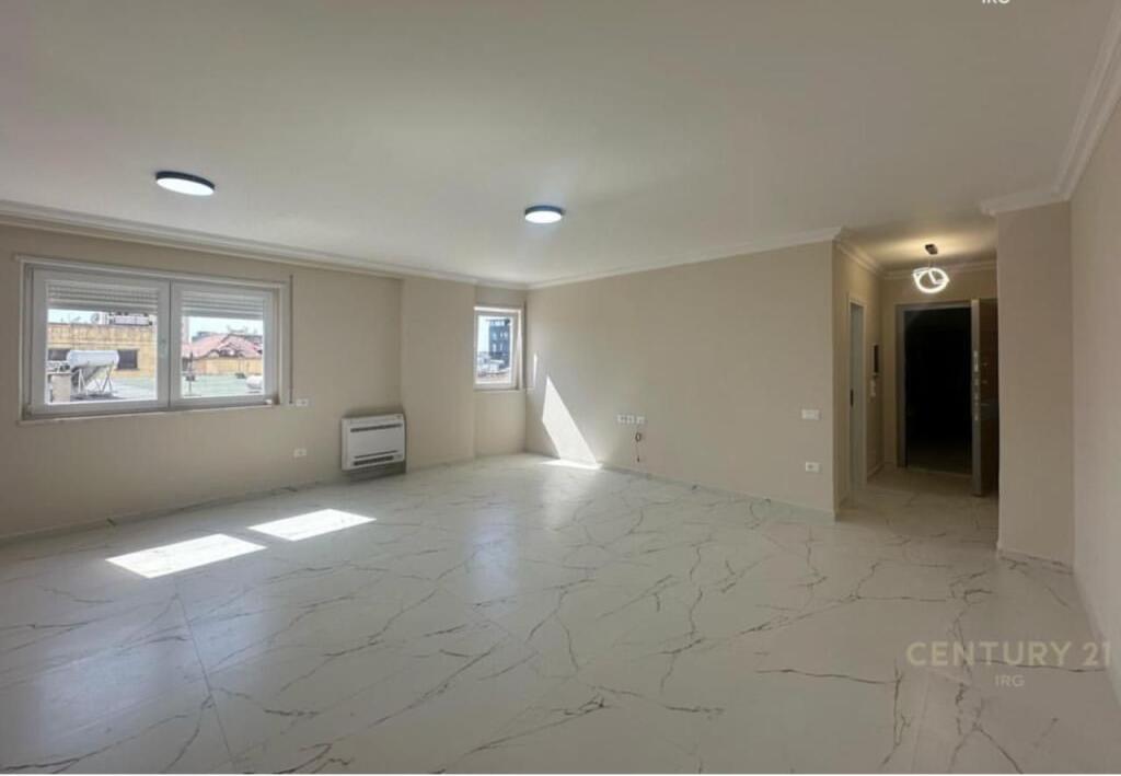 2+1,bosh per zyra ose banim,te donika center rruge e durresit,cmimi 900 euro