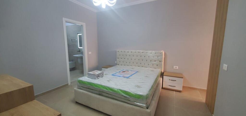 ✨ Jepet me qira apartament luksoz 2+1+2 me verandë dhe post parkimi – pranë Hotel “Radisson”