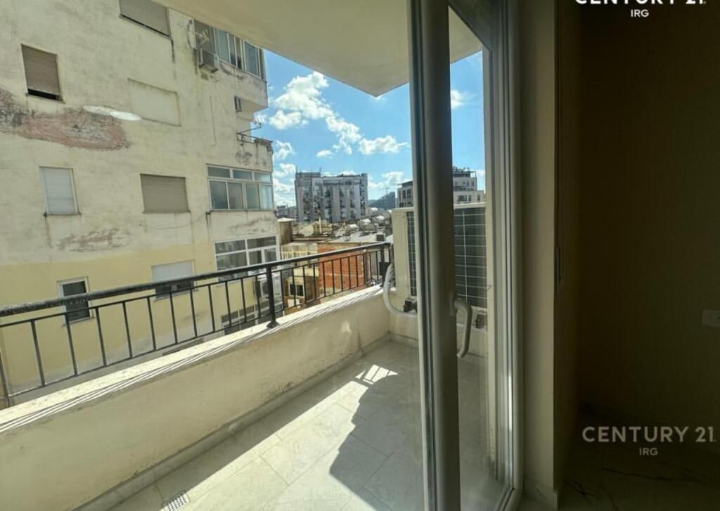 Jepet me qera 2+1 kafe Flora 100 metra2 90000 lek