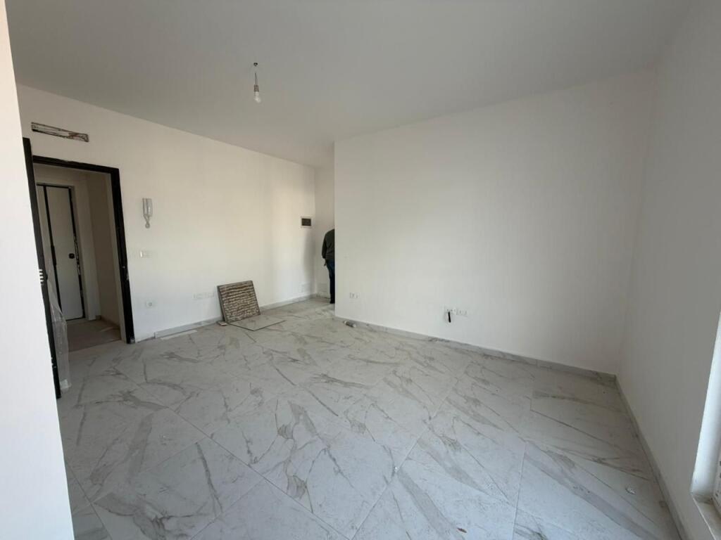 Shitet Apartament 1+1 – Kompleksi “Aura”, Laprakë