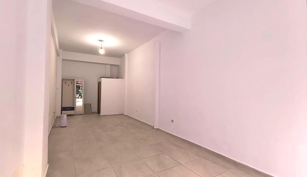 Hapësirë e madhe tregtare në zonën e BULEVARDIT