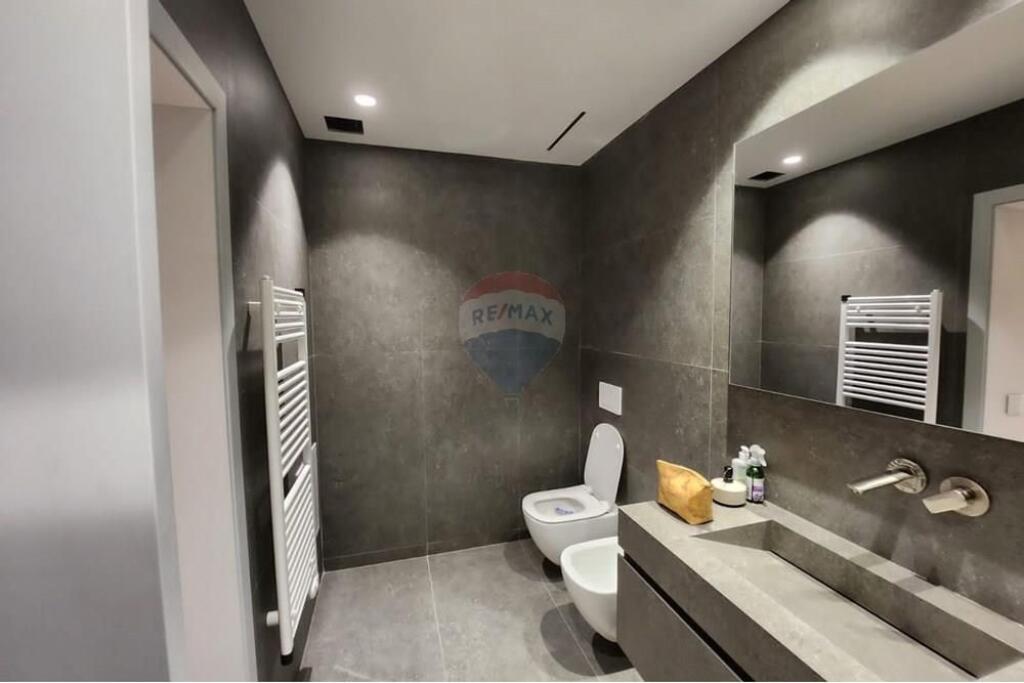 Shitet Apartament 2+1 +2 tek Pazari i Ri