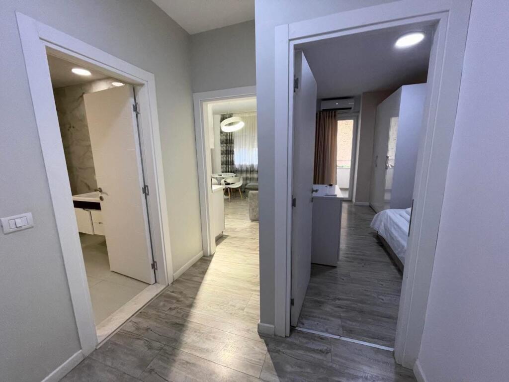 Jepet Apartament , Me Qera Te 9−Kateshet