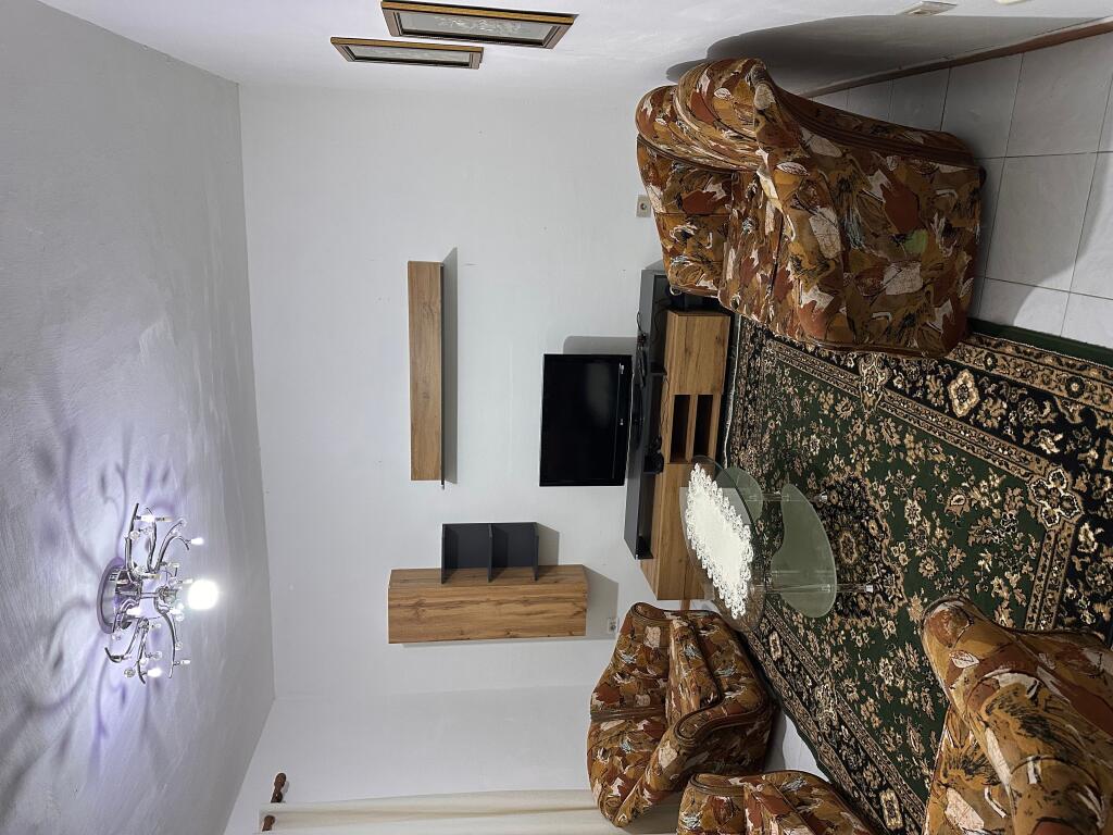 Ofrohet për qira një apartament komod 1+1 i ndodhur në një zonë të qetë dhe të kërkuar të Selitës, vetëm pak minuta larg qendrës së Tiranës