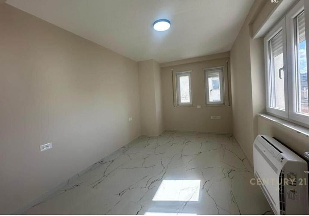 Jepet me qera 2+1 kafe Flora 100 metra2 90000 lek