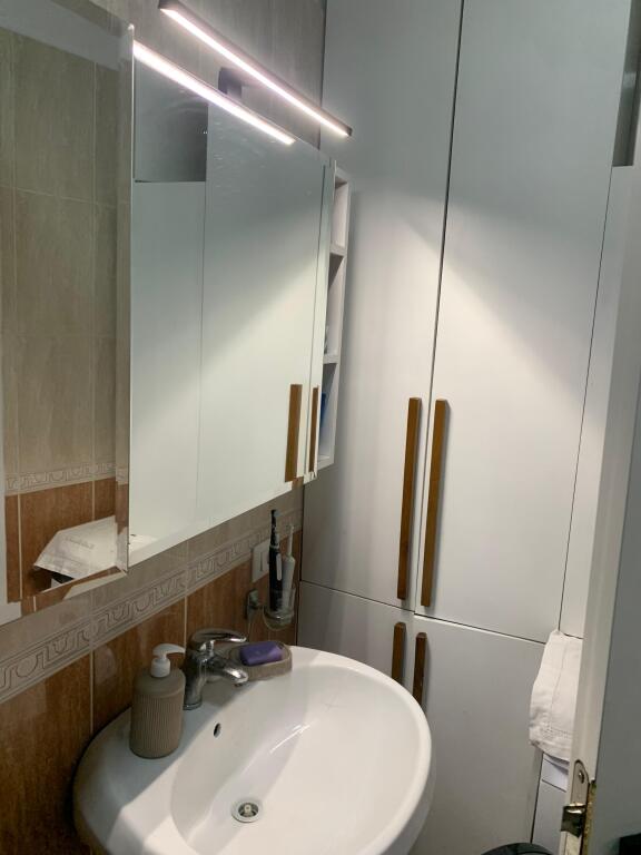 Apartament 1+1, Astir!