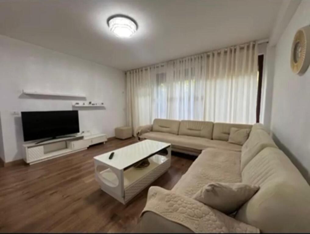 Jepet me qera apartament 2+1 Kopshti Botanik!