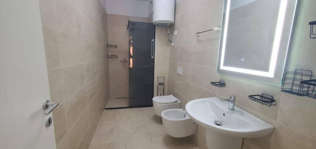 ✨ Jepet me qira apartament luksoz 2+1+2 me verandë dhe post parkimi – pranë Hotel “Radisson”