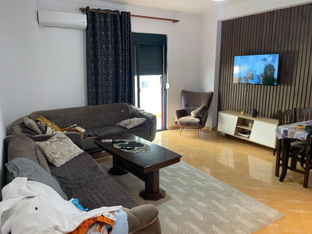 Shitet Apartament 1+1 Mali i Robit