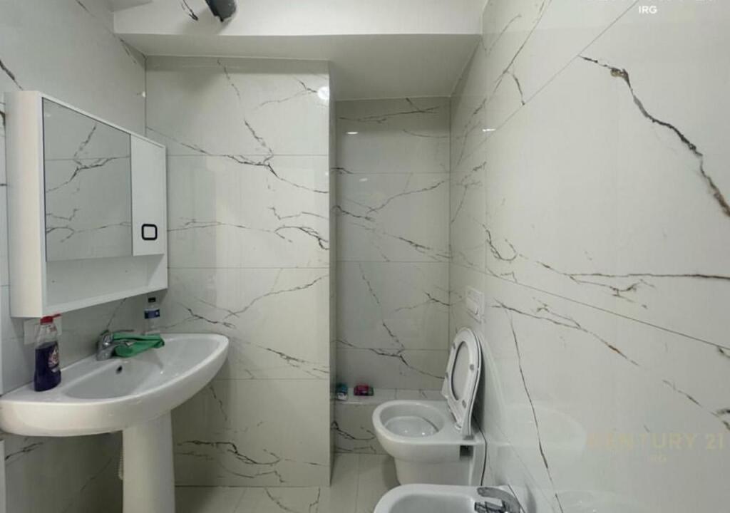 2+1,bosh per zyra ose banim,te donika center rruge e durresit,cmimi 900 euro