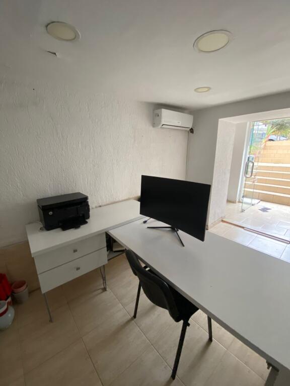 Jepet ambient biznesi me qera tek Rruga e Durrësit  përballë me hotel Colosseo.!
