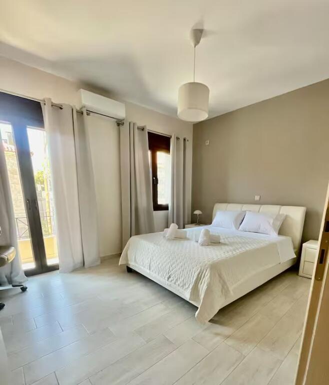 Vile me qera 2+1 prane Kompleksit Grand (ID BV22517) Tirane