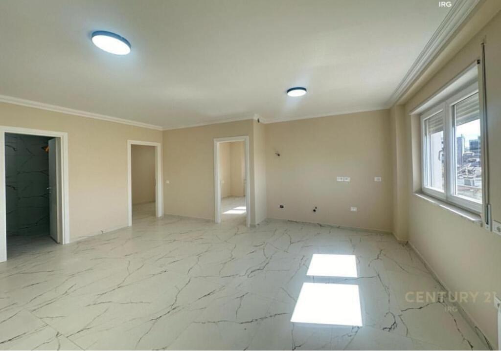 2+1,bosh per zyra ose banim,te donika center rruge e durresit,cmimi 900 euro