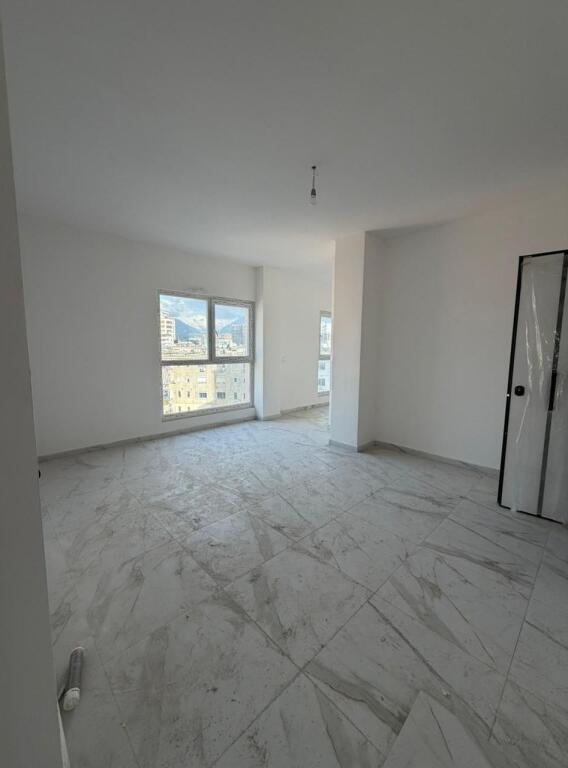 Shitet Apartament 1+1 – Kompleksi “Aura”, Laprakë