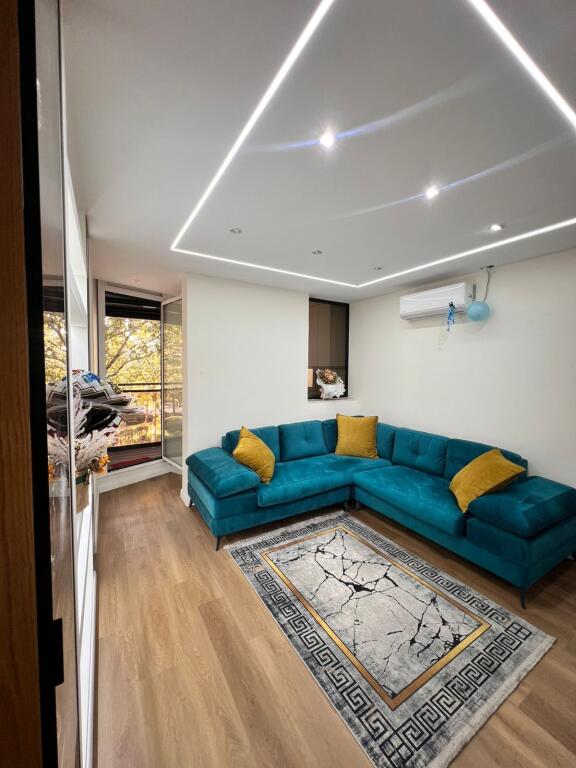 Jepet  me qera apartamenti 2+1 te Ish Fusha e Aviacionit 65.000 Leke(bruto)
