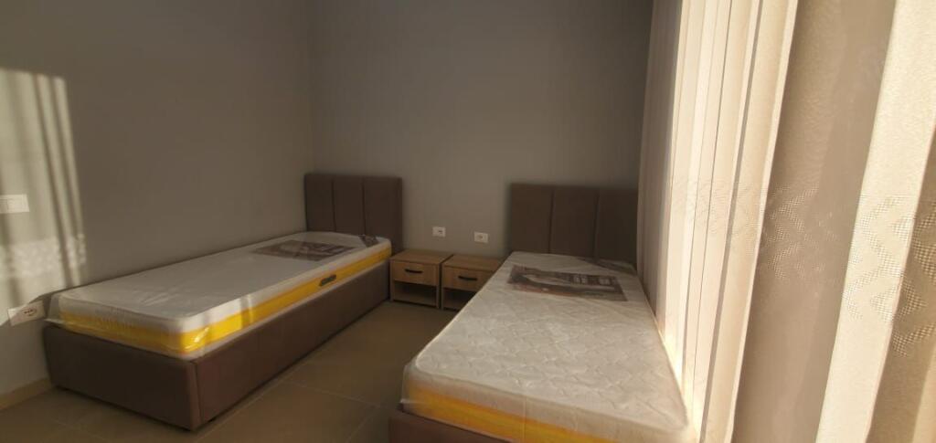 ✨ Jepet me qira apartament luksoz 2+1+2 me verandë dhe post parkimi – pranë Hotel “Radisson”