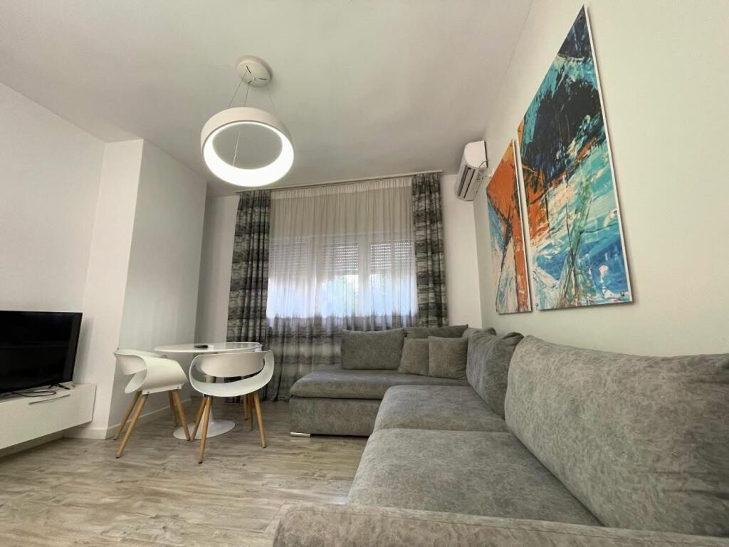 Jepet Apartament , Me Qera Te 9−Kateshet