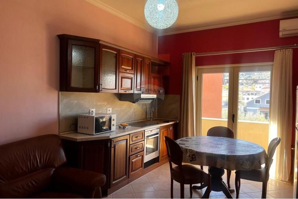 Te Pallati me Shigjeta 1+1 me qira 400 eur