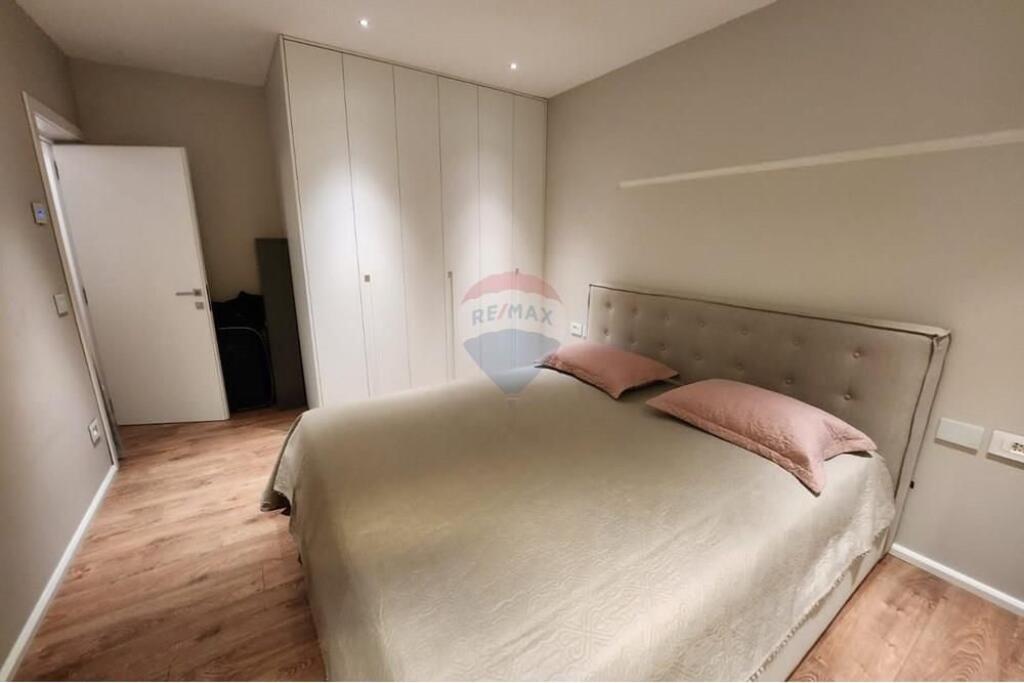 Shitet Apartament 2+1 +2 tek Pazari i Ri