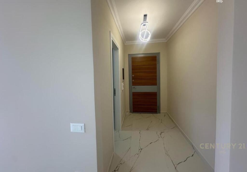 2+1,bosh per zyra ose banim,te donika center rruge e durresit,cmimi 900 euro