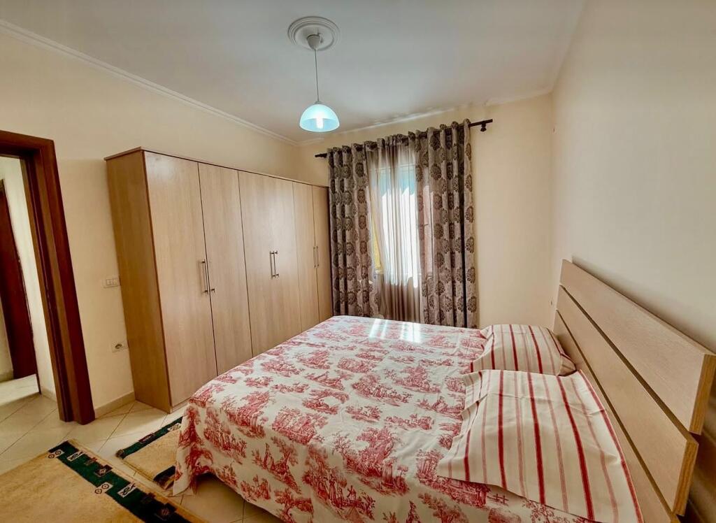 Jepet me qira 1+1+kuzhine e vecuar +🅿️ post per parkimi ne Rrugen e Durresit