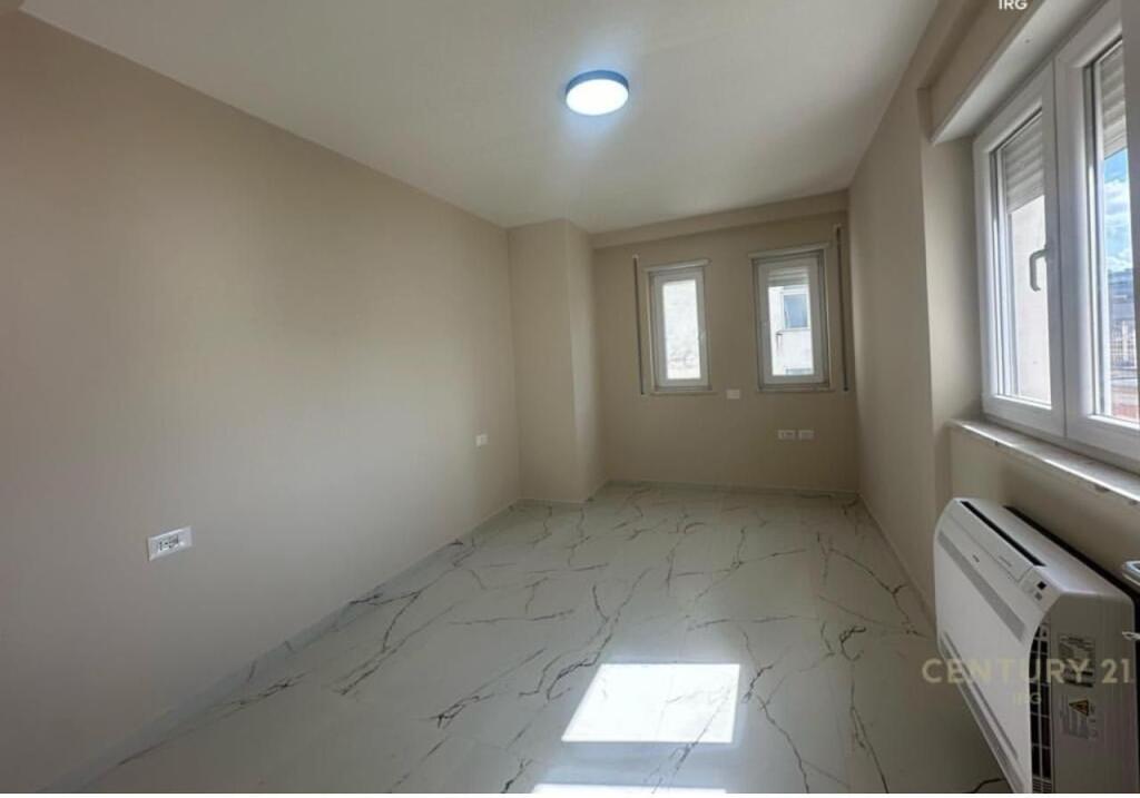 2+1,bosh per zyra ose banim,te donika center rruge e durresit,cmimi 900 euro