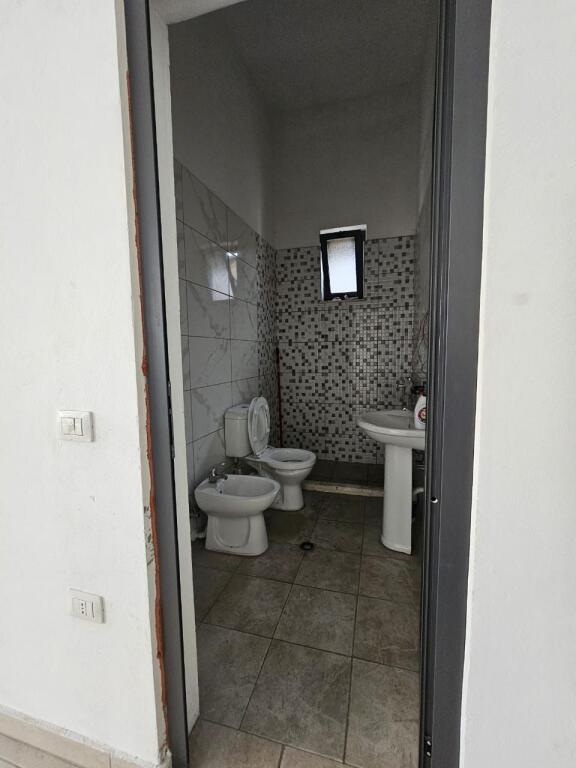 LARGE BUSINESS PREMISES FOR RENT WITH NATURAL LIGHTING AND BALCONY, DURRES HOSPITAL!!!!!