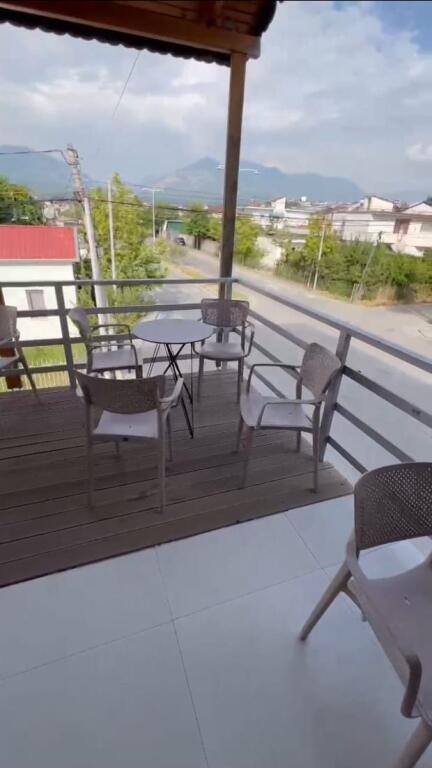 Vendiamo locali commerciali tre piani una villa con una superficie di 300 metri quadrati