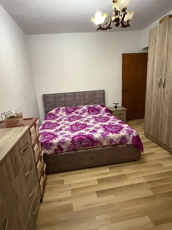 Jepet me qera 1+1 mobiluar kat 2 te stacioni trenit 50000 lek