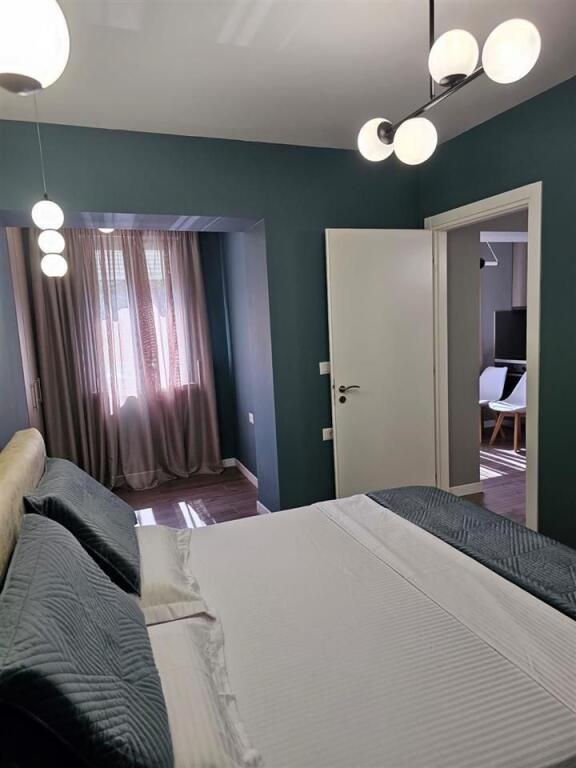 Qender, apartament 1+1 me qera rruga fortuzi 700 Euro